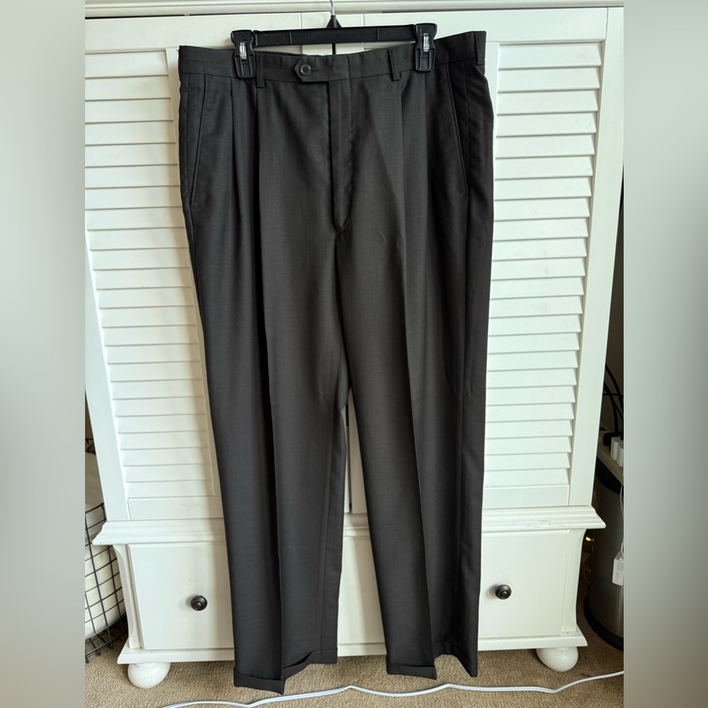 Haggar Dress Pants 36x32 – Pleated Front, Cuffed Hem – Wrinkle-Free